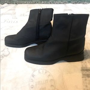 Womens short black chillmark boots size 8